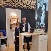 Wine Paris 2026 — J+😉
Il y a plus d'une semaine déjà, le grand bal commençait.
Nous prenions possession de notre stand, installé avec soin par l’équipe de @champagnedevignerons , faisions connaissance avec nos sympathiques voisins pour ces trois jours, @champagne.chaudron , @champagnedelaube , @champagne_pinotchevauchet , tandis que nos premiers rendez-vous débutaient.
Aujourd’hui est venu le temps des remerciements… et du bilan.
Un immense merci aux acheteurs qui ont accepté nos demandes de rendez-vous, à ceux qui se sont arrêtés, parfois par hasard, et même à ceux que nous avons accueillis simplement parce qu’ils s’étaient un peu perdus 😊 (@igor_kloz).
Merci de nous avoir offert l’opportunité de partager les convictions qui guident notre travail au quotidien.
Merci pour vos retours, qu’ils portent sur la dégustation des vins, sur vos besoins (comme l’évolution de nos étiquettes, par exemple), ou encore pour la transparence de nos échanges autour de vos stratégies commerciales.
Pendant ces trois jours, vous nous avez véritablement portés. Nous, récoltants-manipulants sur notre micro-terroir d’Avirey-Lingey, repartons avec de belles perspectives et de nouvelles opportunités de collaboration à l’export.
Nous sommes heureux, reconnaissants et fiers de ces futures collaborations.
#WineParis #Champagne #vigneron #aube