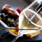 ❓Quel cépage est Roi 👑 sur la Côte des Bar ?

C’est le splendide Pinot Noir 🍇 bien sûr !

A Avirey Lingey, notre terroir unique 🪨 confère au Pinot Noir, structure et puissance.

Notre cher capitaine, Éric, a donc choisi de lui rendre hommage dans créant une cuvée Pur Pinot Noir :
➡️Mono parcellaire
➡️Mono cépage
➡️Mono année

Ainsi est née la Cuvée de champagne ‘Les Ferrées’🍾, notre cuvée Blanc de Noirs.

#champagne #champagnechmarinetfils #pinotnoir #pinotnoirlover #champagnemarin

Crédit @franz.pfifferling 

Attention l'abus d'alcool est dangereux pour la santé à consommer avec modération.