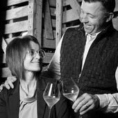 🌿 Venez découvrir notre domaine champenois, notre port d'attache à Wine Paris 

⚓ Niché dans l'Aube, au cœur de la Côte des Bar, notre village d'Avirey-Lingey est la porte d'entrée de la vallée de la Sarce. 🍇

🌼 Saisons en Couleurs : notre panorama aubois fait notre grande fierté.

🔍 Explorez notre Terroir :
➡ Portlandien : Calcaires durs sur Marne pour une base solide.
➡ Kimmeridgien : Un jeu de marnes et calcaires qui crée le berceau parfait pour nos vignes.

🍷 Le Roi de notre vignoble : Le Pinot Noir, prédominant sur 5 ha des 6 ha de notre vignoble, sculpte le caractère de nos champagnes.

💪  Nous cultivons avec passion nos vignes et élevons nos vins avec sincérité pour apporter à chaque cuvée un dosage de sympathie unique.

📍 Rejoignez Champagne Ch. Marin et fils au Hall 7, allée 3, stand 050.

Crédits photo : @olivier_frajman_photographe

#aube #champagne #valleedelasarce #wineparis2025 #wineparis #salonduvin #portrait 

Attention l'abus d'alcool est dangereux pour la santé à consommer avec modération