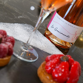 🍓 Pour clore le repas sur une note gourmande, laissez entrer en scène la cuvée de champagne ‘La Gourmande’ ✨
Son intensité fruitée et son dosage délicatement sucré subliment à merveille les desserts à base de fruits rouges … 🍓
Une explosion de douceur et de fraîcheur pour finir l’année en beauté !

Profitez de chaque instant, célébrez, partagez et laissez pétiller vos moments 💛
Belles fêtes de fin d’année à tous.

#accordsmetschampagne #cotedesbartourisme #valleedelasarce #champagnechmarinetfils #champagnemarin

credit @franz.pfifferling 

Attention l’abus d’alcool est dangereux pour la santé, à consommer avec modération