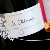 🌟 Découvrez la cuvée "La Délicate", notre Blanc de Blancs, une harmonie parfaite entre le Pinot Blanc et le Chardonnay. 🍾✨

Un champagne parfait pour débuter vos soirées. Savourez son bouquet de fleurs blanches 🌼 et de fruits blancs 🍐 qui révèle la finesse et la puissance de son assemblage.

🥂 Idéal à l'apéritif ou pour accompagner des mets délicats. 

Crédit @franz.pfifferling 
#Champagnechmarinetfils #BlancDeBlancs #ChampagneMoment #champagnemarin #pinotblanc #chardonnay

Attention l'abus d'alcool est dangereux pour la santé à consommer avec modération.