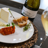 🧀 Et si cette année, on bousculait un peu les traditions ? Oubliez (pour un soir 😉) le vin rouge sur le plateau de fromages et laissez-vous surprendre par notre cuvée de champagne ‘Blanc d’Avirey’.
Un Blanc de Blancs atypique, issu de la vendange 2008, vinifié en partie en fût pour révéler des notes boisées, miellées et torréfiées.
Un accord parfait avec un chaource affiné, un brie de Meaux truffé ou encore un vieux parmesan 🧀🍾
Un mariage audacieux… et irrésistible ! ✨

#accordsmetschampagne #fromageetchampagne #cotedesbartourisme
#valleedelasarce #champagnechmarinetfils #champagnemarin

credit @franz.pfifferling 

Attention l’abus d’alcool est dangereux pour la santé, à consommer avec modération
