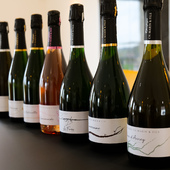 L’expérience de la dégustation 🍾
Chers clients, prenez le temps… ⏳
💫 De découvrir l’univers de chaque cuvée,
👃 De laisser vos sens s’éveiller,
💭 De déconnecter l’esprit pour mieux écouter le vin.
Car au-delà des mots, ce que nous cherchons, c’est le plaisir de l’instant — celui qui fait naître une émotion, une surprise, un sourire. 🥂

#Champagnechmarinetfils #champagnemarin 
#VigneronIndependant #valleedelasarce #recoltant manipulant
credit @franz.pfifferling 

Attention l’abus d’alcool est dangereux pour la santé, à consommer avec modération