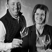 🚢 Grand départ pour l'équipe Champagne Ch. Marin et Fils ! 🍾

Découvrez l’expression unique de la Côte des Bar du Champagne Ch. Marin et fils ! 

Nous sommes fiers de diriger une exploitation familiale qui couvre 6 hectares et produit annuellement 60 000 bouteilles de Champagne. 

Notre domaine se distingue par le travail de trois cépages emblématiques de la région, chacun apportant une signature authentique à nos cuvées :
➡ Pinot Noir (80% de l’encépagement) – Le cœur de notre production, offrant structure et profondeur.
➡ Chardonnay (15% de l’encépagement) – Pour une touche de finesse et d'élégance.
➡ Pinot Blanc (5% de l’encépagement) – Un choix distinctif qui ajoute une dimension unique.

Grâce à nos sous-sols argilo-calcaires, nos Champagnes bénéficient de fraîcheur et de puissance, permettant à certaines de nos cuvées de vieillir magnifiquement plus de 10 ans sur lie.

🥂 Venez découvrir ou redécouvrir les pépites qui font la fierté de notre maison et partagez un moment privilégié avec nous.

📍 Trouvez-nous au stand des Champagnes de Vignerons : Hall 7 allée 3 stand 050.

N'attendez plus, hissez les voiles et rejoignez-nous pour une dégustation pétillante ! 🎉

Crédits photo : @olivier_frajman_photographe

#aube #champagne #valleedelasarce #wineparis2025 #wineparis #salonduvin #portrait

Attention l'abus d'alcool est dangereux pour la santé à consommer avec modération.