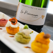 🥂 À la question : « Et vous, quel sera le menu des fêtes cette année ? » 🎄
Nous avons quelques idées pour vous souffler quelques accords pétillants… ✨
Pour bien commencer, misez sur notre cuvée de champagne ‘La Précieuse’.
🍾  Fruité, fraîcheur et élégance s’y mêlent pour éveiller vos papilles dès l’apéritif. 
Assemblage à dominante Pinot Noir, elle accompagne aussi bien vos amuses-bouches classiques que vos bouchées exotiques.

💡 Astuce : servez-la dans de jolies flûtes de 20 cl minimum pour laisser toute la finesse des bulles s’exprimer.

#cotedesbartourisme #valleedelasarce #champagnechmarinetfils #champagnemarin #accordsmetschampagne

credit @franz.pfifferling 

Attention l’abus d’alcool est dangereux pour la santé, à consommer avec modération