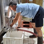 Le passage de la vigne  à la cuverie!

Les raisins ont quitté la vigne.
Place maintenant au travail en cuverie. 

Une nouvelle étape commence : suivre les fermentations et préserver au mieux l’équilibre et la fraîcheur recherchés pour nos futurs Champagnes.

Un travail quotidien, discret, mais essentiel.

Du raisin 🍇au vin, chaque étape compte. 🥂

#champagnemarin
#vendanges2026 
#champagnechmarinetfils #recoltantmanipulant
#champagnedevigneron