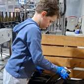 L’équipage à l’œuvre
Sur la chaîne d’embouteillage, l’équipage est à son poste.
Chaque geste est précis, répété des centaines de fois avec la même attention.
Un travail collectif où chacun apporte sa part pour mener la mission à bon port. 🍾
#champagne #vigneron #aube #savoirfaire #vigneronindependant