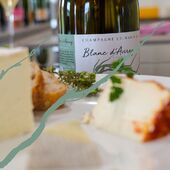 ✨ Sublime alliance de terroirs, l’accord entre champagne 🍾 et fromage 🧀 prend tout son sens avec notre cuvée « Blanc d’Avirey », née au cœur du village d’Avirey-Lingey.
Sa fraîcheur, sa structure équilibrée et sa complexité aromatique accompagnent avec justesse la richesse des plus beaux fromages affinés.

La cuvée « Blanc D’Avirey », votre meilleur allié pour les apéros-dinatoires de cet été ? 😉

#champagne #champagnechmarinetfils #millesime2008 #champagnemarin #cheeselover

Crédit @franz.pfifferling 

Attention l'abus d'alcool est dangereux pour la santé à consommer avec modération.