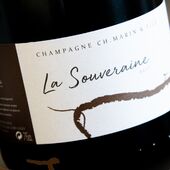 Notre cuvée La Souveraine 🍾 est bien plus qu’un vin effervescent 🫧, elle est l’expression d’un millésime sublimé par le temps⌛. Chez les Marins ⚓, notre capitaine a choisi de la laisser au minimum une décennie en cave. Un temps nécessaire pour développer sa complexité aromatique tout en conservant une belle fraîcheur.

#champagne #champagnechmarinetfils #millesime2012 #champagnemarin #millésimé

Crédit @franz.pfifferling 

Attention l'abus d'alcool est dangereux pour la santé à consommer avec modération.