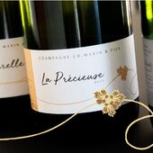 🍾 La cuvée de Champagne ‘La précieuse’ est LA carte de visite de notre Domaine.
Elle répond à l’exigence première de la Champagne, celle d’un champagne d’assemblage : Plusieurs millésime, 2️⃣ cépages et toutes les parcelles du domaine.
🍇 Les jus, finement sélectionnés, apportent l’expression fruitée qui la caractérise.
Nos sols argilo-calcaires s’appuyant sur nos sous-sols de type kimmeridgien, offrent à ‘la Précieuse’ une belle fraicheur. 🥂

Crédit @franz.pfifferling 

#champagne #champagnechmarinetfils #champagnemarinetfils #champagnemarin #valleedelasarce #aube #artisansdeffervecence #winelover #wine #vigneronsindependants #philosophie #agricultureraisonnee #HVE #winemaker #winegrower @valleedelasarce 

Attention l'abus d'alcool est dangereux pour la santé à consommer avec modération.