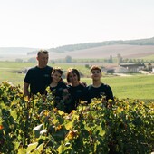 🍂 L’automne s’invite dans nos vignes et il est temps de penser aux engrais verts 💚 :
Le sol respire, la terre s’humidifie, et notre grand chef Éric en profite pour semer la vie. 🌱
Un doux mélange de graines — radis blancs et compagnons discrets — s’enracine pour aérer, nourrir et protéger nos sols.
Quand viendront les premières gelées ❄️, la nature fera son œuvre : les feuillages s’endormiront et offriront à la vigne un précieux engrais vert, cadeau de l’hiver. 

#champagnechmarinetfils #champagnemarin #CouvertsVégétaux #valleedelasarce #hve #cotedesbartourisme

Crédit @cqrlproduction