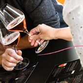 L’assemblage de notre cuvée de Champagne ‘La Gourmande’ varie à chaque nouveau tirage, en fonction de la typicité du vin de coteau rouge🍷 et les vins de l’année. La dégustation l’emporte toujours sur la couleur 🔴, il nous faut du fruit croquant 🍓 et gourmand d’où son nom « La Gourmande ».

👃🏻 Au nez, vous découvrirez des arômes de confiture de fraise. 👄 En bouche, savourez des fruits rouges croquants. Son dosage aussi est gourmand, il confère à cette cuvée une sucrosité alléchante !

👉🏼 Découvrez la suite des explications de la cuvée ‘La Gourmande’ dans nos prochains posts. 👈🏼

#champagne #champagnerose #pinotnoir #pinotnoirlover #dégustation

Crédit @franz.pfifferling 

Attention l'abus d'alcool est dangereux pour la santé à consommer avec modération.
